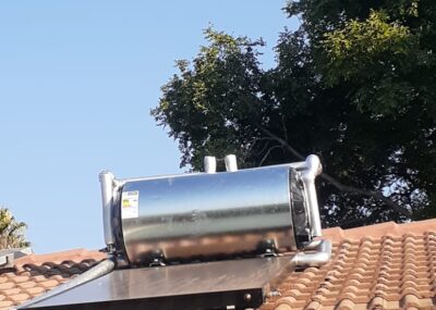 PHOTO 5. 200L Geyser with flat plate